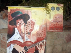 В Эйлате, да и вообще в Израиле очень много замечательных граффити. В Эйлате ими разрисованы едва ли не все железные будки (по-видимому с чем-то электро-распределительным внутри). Иногда это настоящие произведения искусства. Даже как-то страшновато, что они находятся прямо на улице, а не в музее.