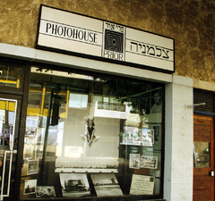 Витрина фотостудии Руди Вассенштайна в Тель-Авиве. Насколько мы поняли, "летающая гимнастка" - Мириам Вассенштайн в молодости.