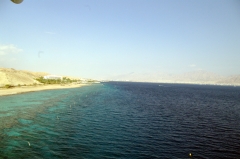Полоса пляжей от подводной обсерватории до порта Эйлата. У берега ясно видны кораллы (темные пятна).