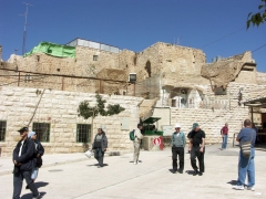 Здание над пещерой Махпела в Хевроне.