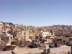 Город Хеврон. Израиль. Из-за сложностей во взаимоотношениях между арабской и еврейской общинами этот город иногда называют пороховой бочкой Израиля.