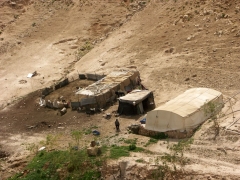 Поселение бедуинов в Иудейской пустыне выглядет весьма аскетично.