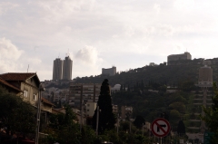 Несколько гостиниц Хайфы расположены над садами Бахаи. Они видны издалека.