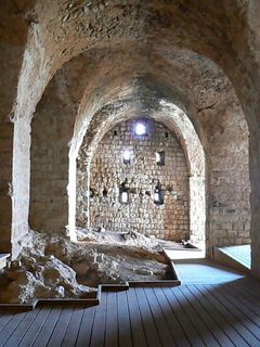 Стена крепости времен крестоносцев с достройкой Дахар-аль-Омара