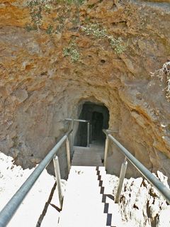 Вход в шахту искусственного туннеля.