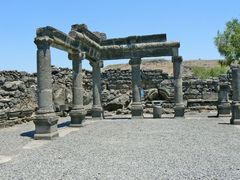 Колонны древней синагоги в Коразиме (Коразине).