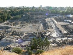 Вид на раскопки с холма.