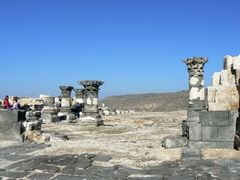 Раскопанные колонны в древнем городе Сусита.