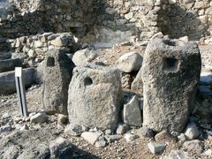 Старинные маслобойные прессы, обнаруженные при раскопках Гамлы.