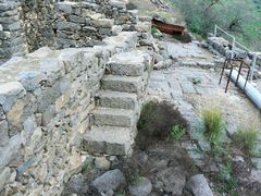 Гамла. Остатки лестницы на второй этаж дома.