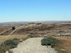 Тель Арад. Вид на ханаанский город из израильской крепости.
