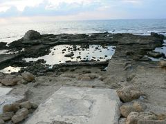 Кейсария. Остатки дворца на рифе.