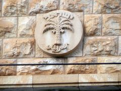 Хайфа. Изображение древнееврейской монеты на фасаде банка.