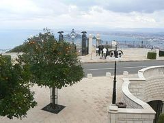 Хайфа. Ворота Бахайского сада и вид на Хайфский залив.