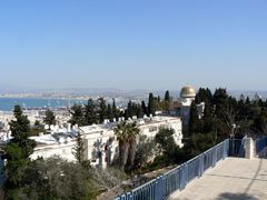 Золотой купол усыпальницы над заливом.