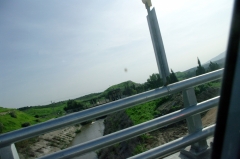 Река Иордан - совсем небольшая, но очень знаменитая. Она сначала втекает в озеро Кинерет, а потом - вытекает, являясь одновременно его притоком и истоком. В древности считалось, что воды Иордана при этом не смешиваются с водами озера.